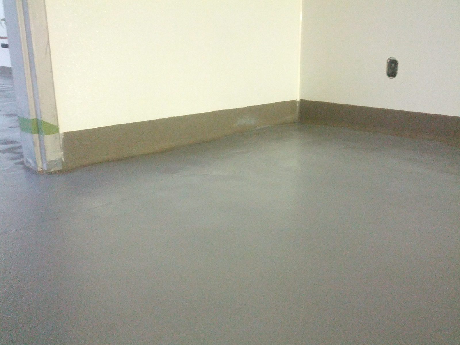 Epoxy cove base forming a seamless floor-to-wall junction